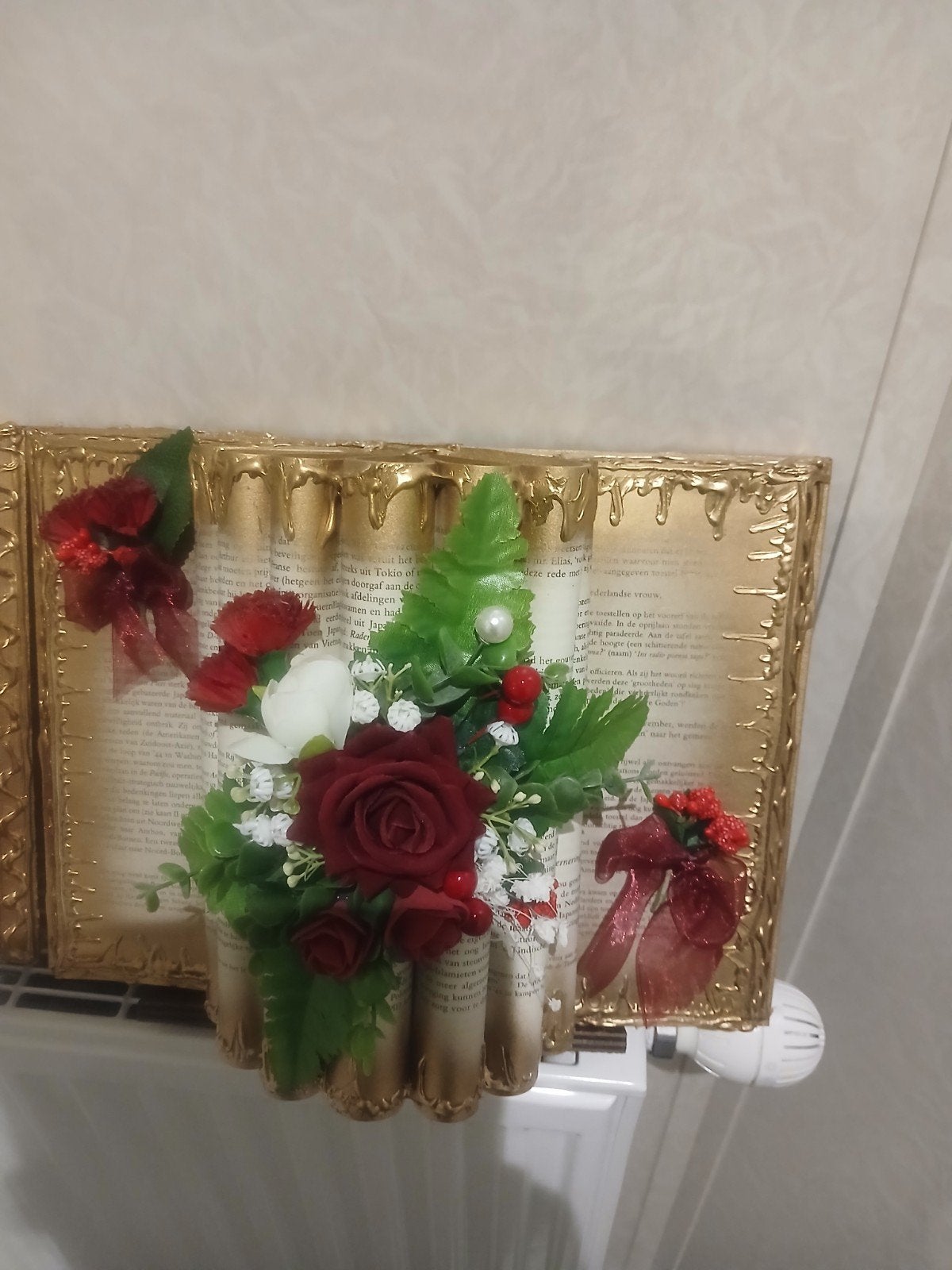 Boek met bloemstuk er op, Ophalen