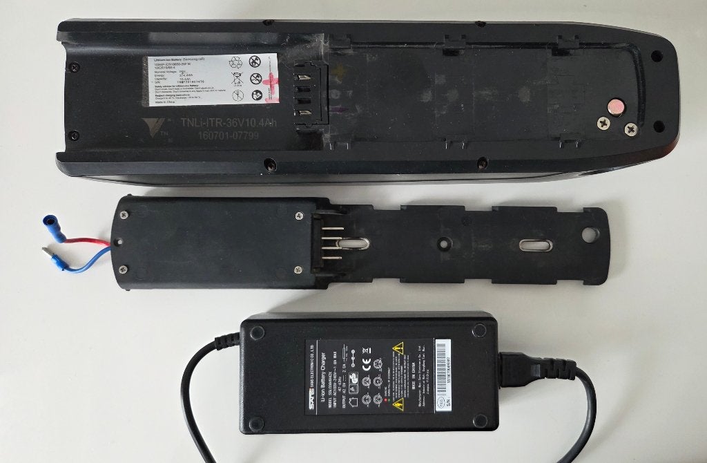 Batterie de vélo (36 V -10,4 Ah /374 Wh) + chargeur + rail, Vélos & Vélomoteurs, Utilisé