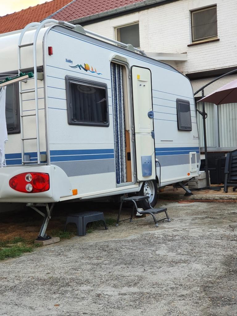 Trekcaravan Hobby Deluxe, Caravans en Kamperen, Caravans, Particulier, tot en met 4, 1000 - 1250 kg, Rondzit, Hobby, Vast bed