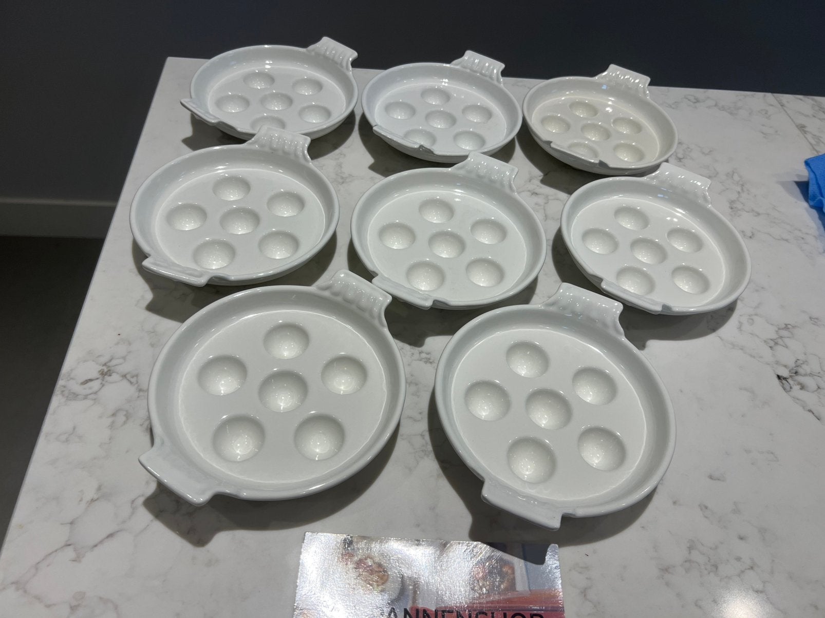 8 assiettes à escargots en fonte comme neuves, Maison & Meubles, Enlèvement ou Envoi, Autres marques, Comme neuf, Blanc