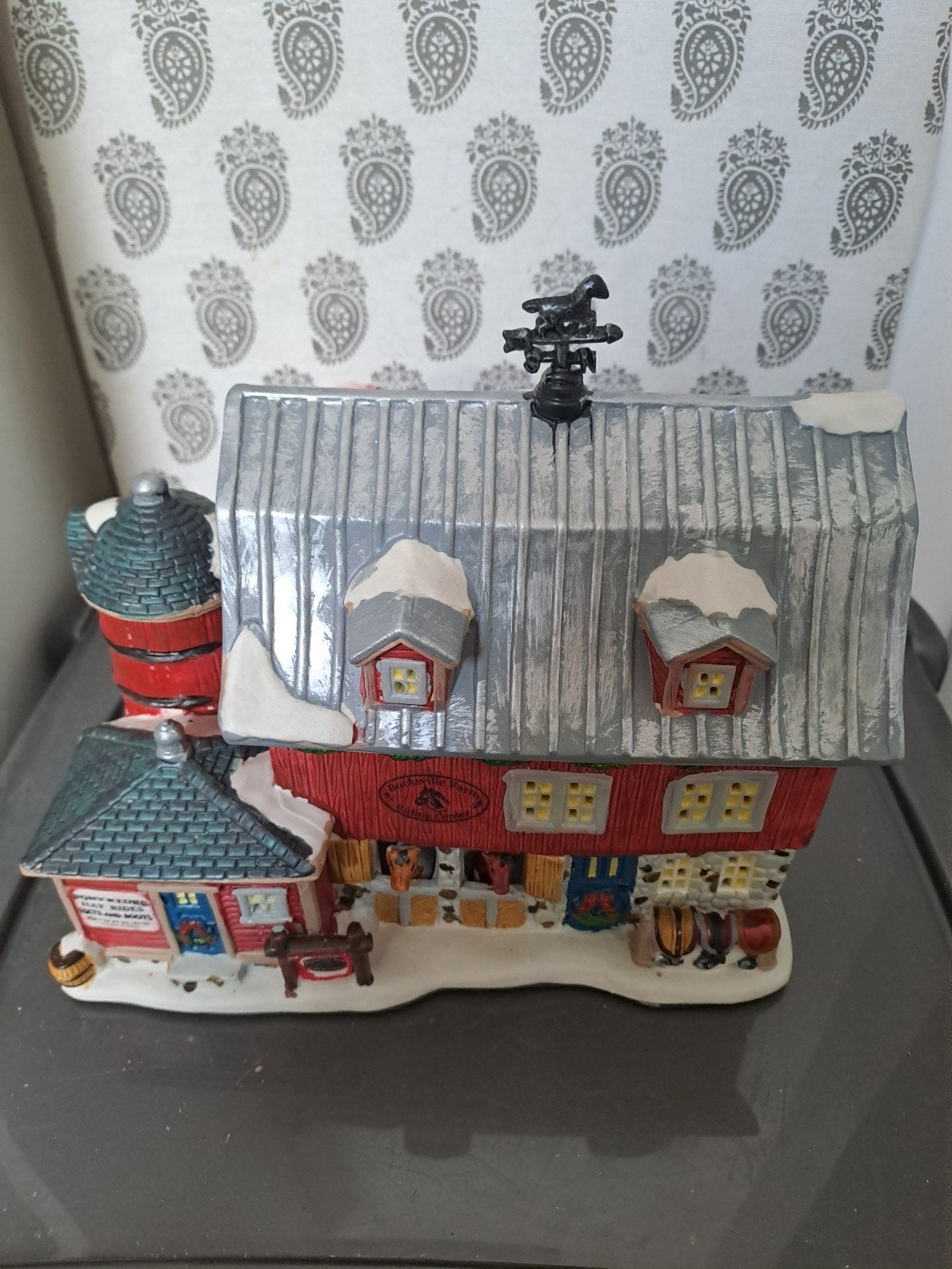 Decoratie paardenboerderij, Ophalen