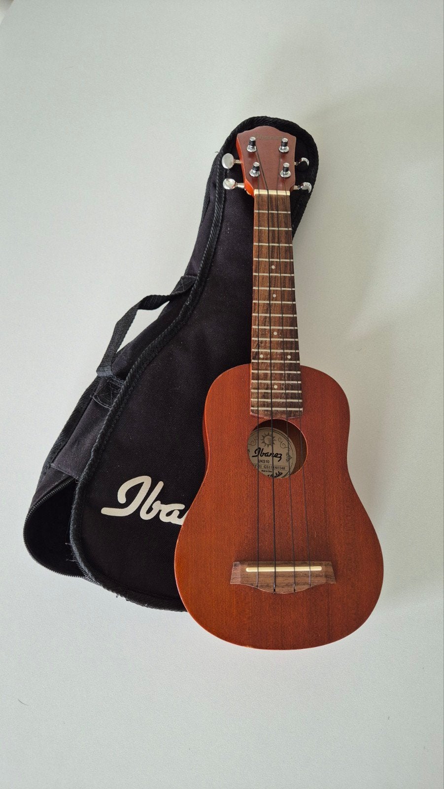 Ibanez UKS10 sopraan ukelele, Ophalen