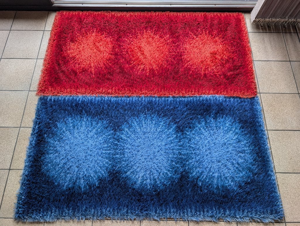 2 tapijten rood en blauw, Ophalen, Gebruikt, 100 tot 150 cm, Blauw