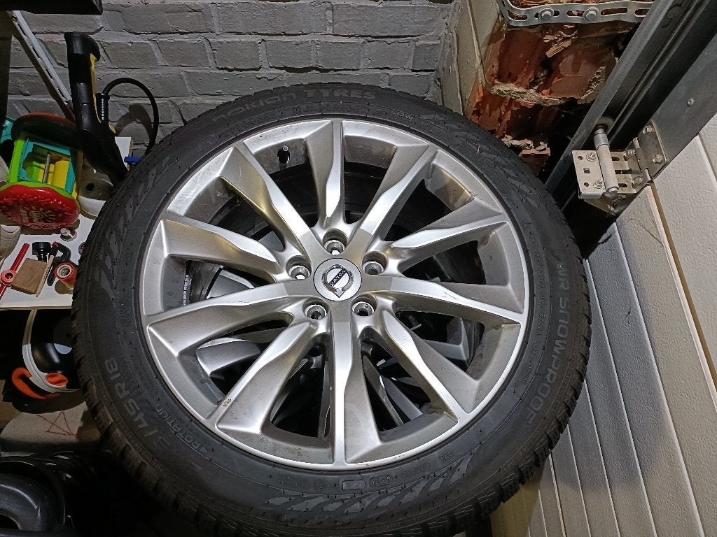 Volvo velgen + nokian banden r18 245 45, 18 inch, Band(en), Personenwagen, Gebruikt