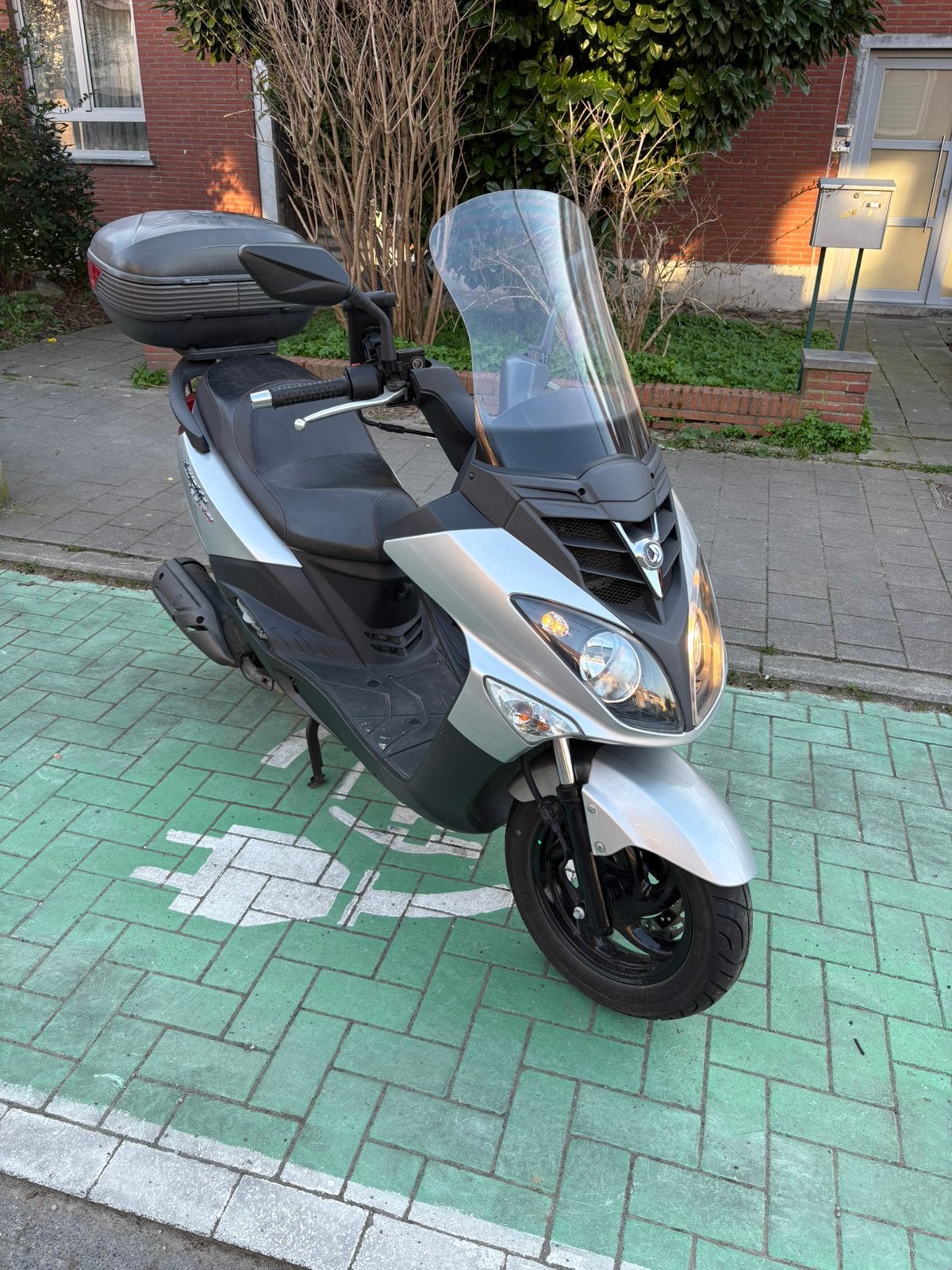 Sym joyride 2015 avec 10 000 km . Prix 1300€, Fietsen en Brommers, Ophalen of Verzenden, Zo goed als nieuw