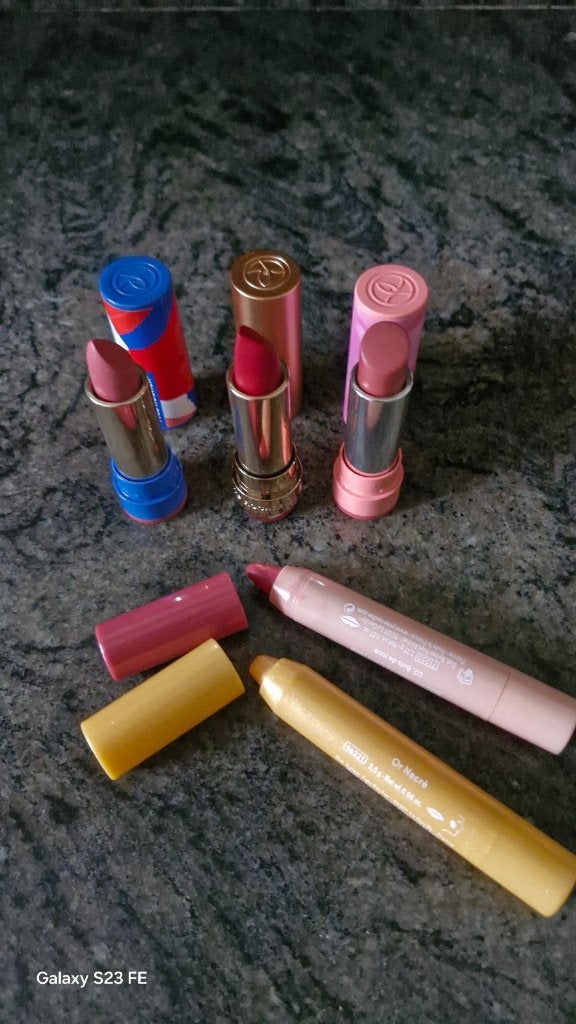 3 nieuwe lippenstiften + 2 sticks, Nieuw, Ophalen of Verzenden, Make-up, Overige kleuren