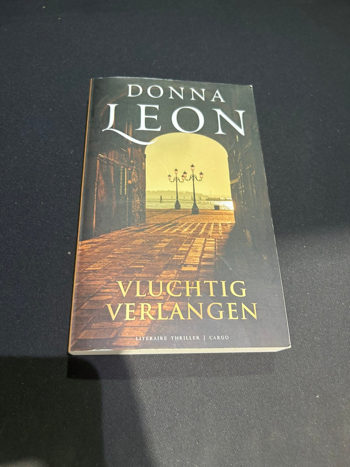Boek Donna Leon - Vluchtig verlangen, Boeken, Ophalen, Zo goed als nieuw