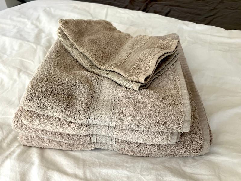 Lot de 4 serviettes de bain + 2 gants, Enlèvement ou Envoi, Utilisé, Beige, Serviette