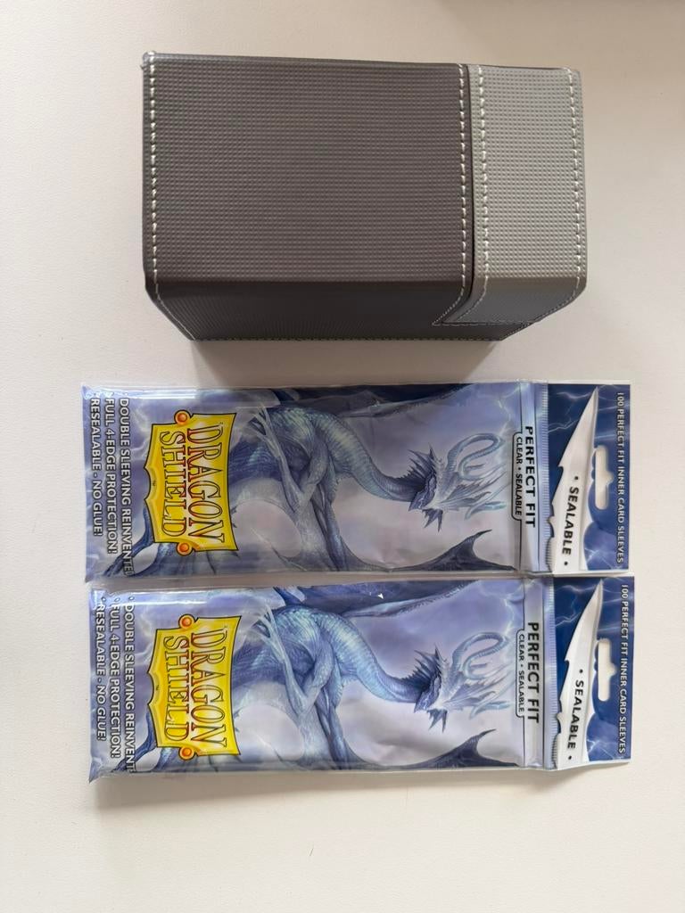 Deck box Ultra pro + sleeves, Enlèvement ou Envoi, Neuf, Pochettes ou Étuis à cartes