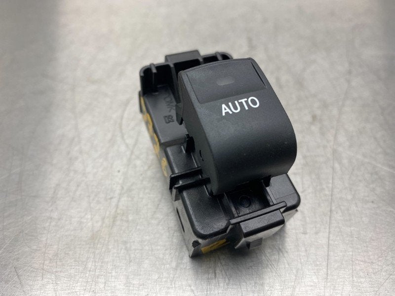 COMMUTATEUR VITRES ELECTRIQUES Toyota Land Cruiser (J15), Dhr. M. Roggen, Toyota, Stadsweg 37 37
9917 PV  WIRDUM GR., NL, Utilisé
