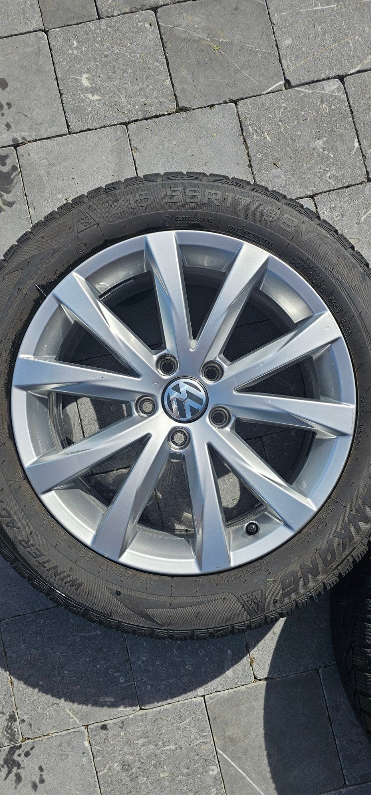 jantes d'origine VW avec pneus hiver 215 55 R17 98V, Autos : Pièces & Accessoires, Pneus & Jantes, Véhicule de tourisme, Enlèvement