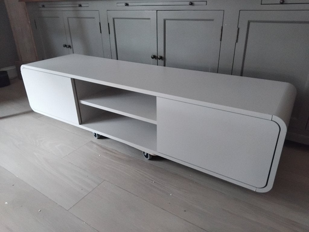 tv meubel met gebogen kanten ophangmodel 155 cm nieuw, Maison & Meubles, Armoires | Mobilier de télévision, Neuf, Enlèvement