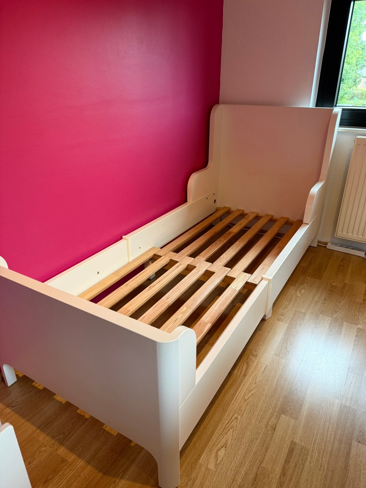 Lit enfant extensible IKEA blanc avec sommier  Très bon état, Enfants & Bébés, Enlèvement, Comme neuf, Sommier à lattes