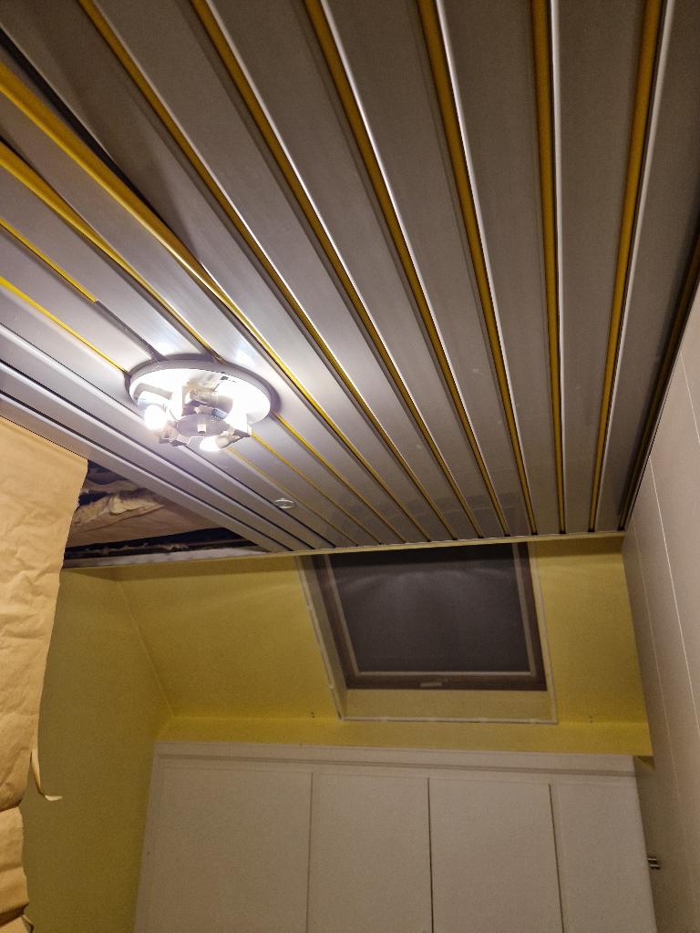 GRATIS - Systeemplafond PVC grijs/geel, Bricolage & Construction, Plaques & Panneaux, Utilisé, Autres matériaux, Enlèvement