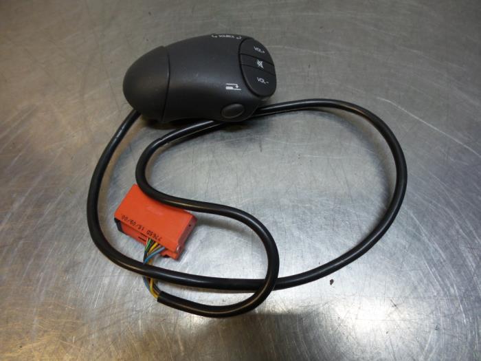 Radiobediening Stuur van een Renault Clio (Clio 2 01-), Gebruikt, -, Renault, -