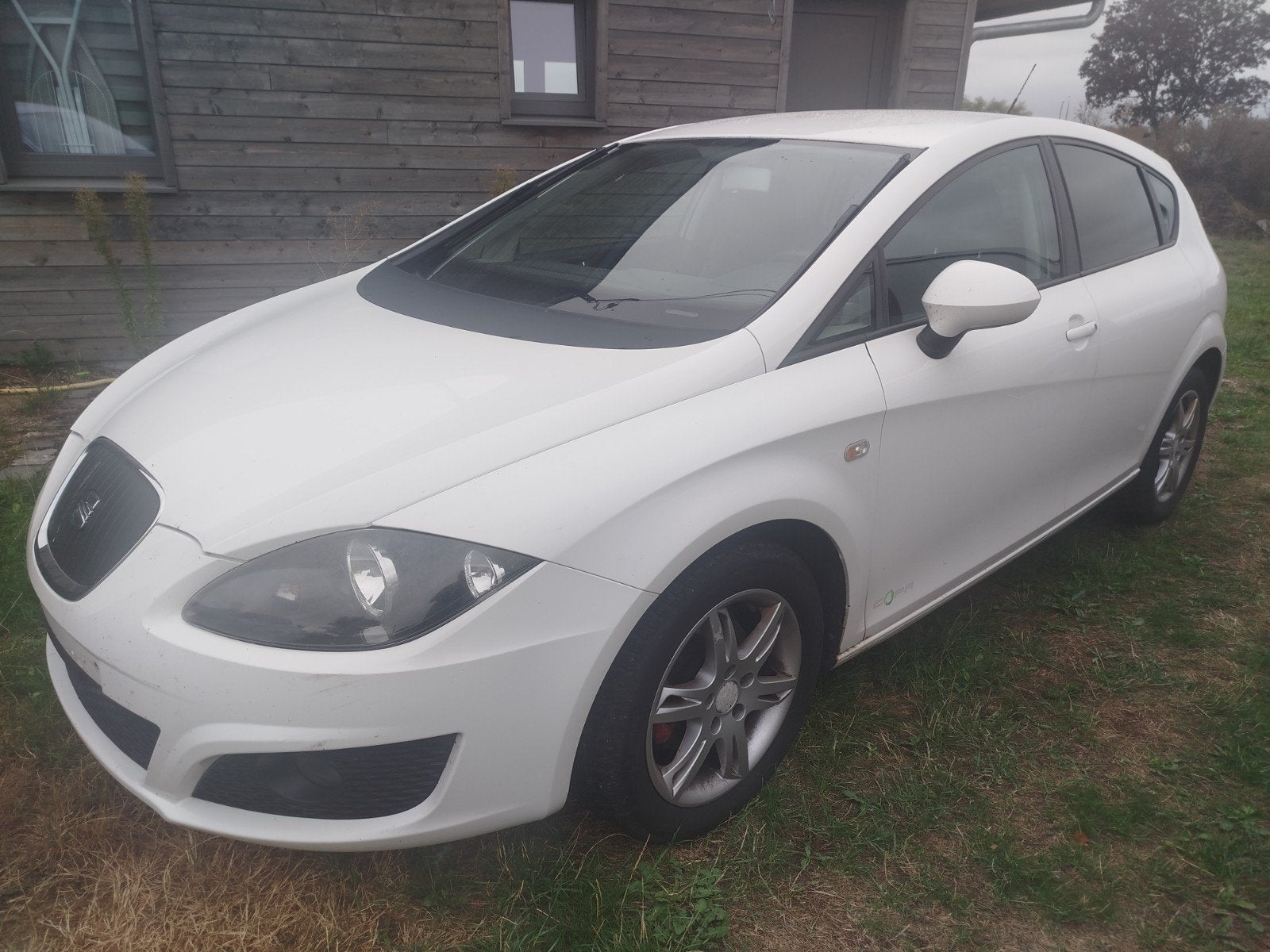 Seat Leon 2011 1.6 tdi 105 263.000km €5
2011 
1.6 tdi 105ch, Autos, Seat, Achat, Bluetooth, Leon, Alcantara