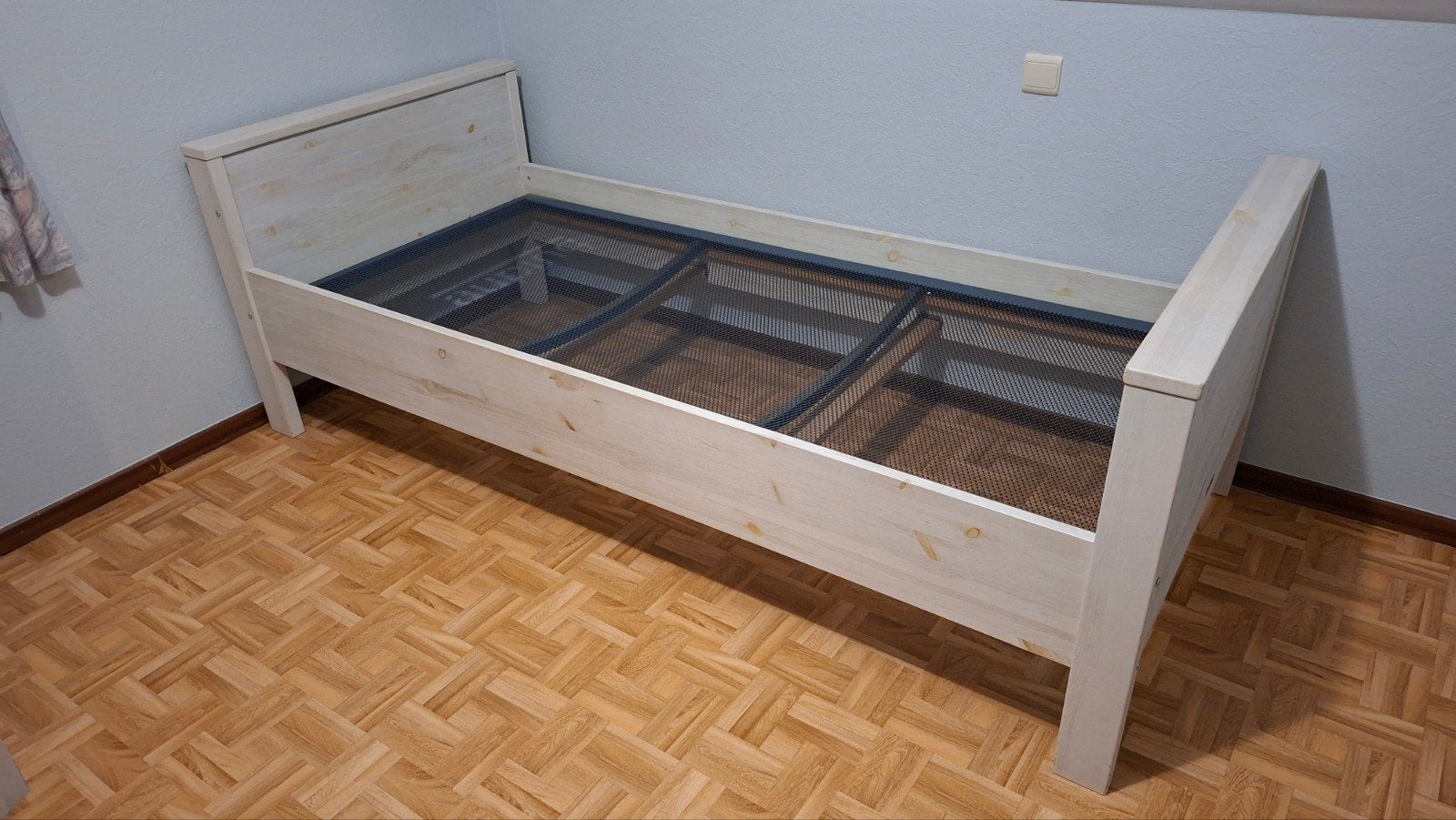 Eenpersoonsbed met auping spiraalbodem. Grenen silvergrey., Huis en Inrichting, Ophalen, 90 cm, Eenpersoons, Zo goed als nieuw