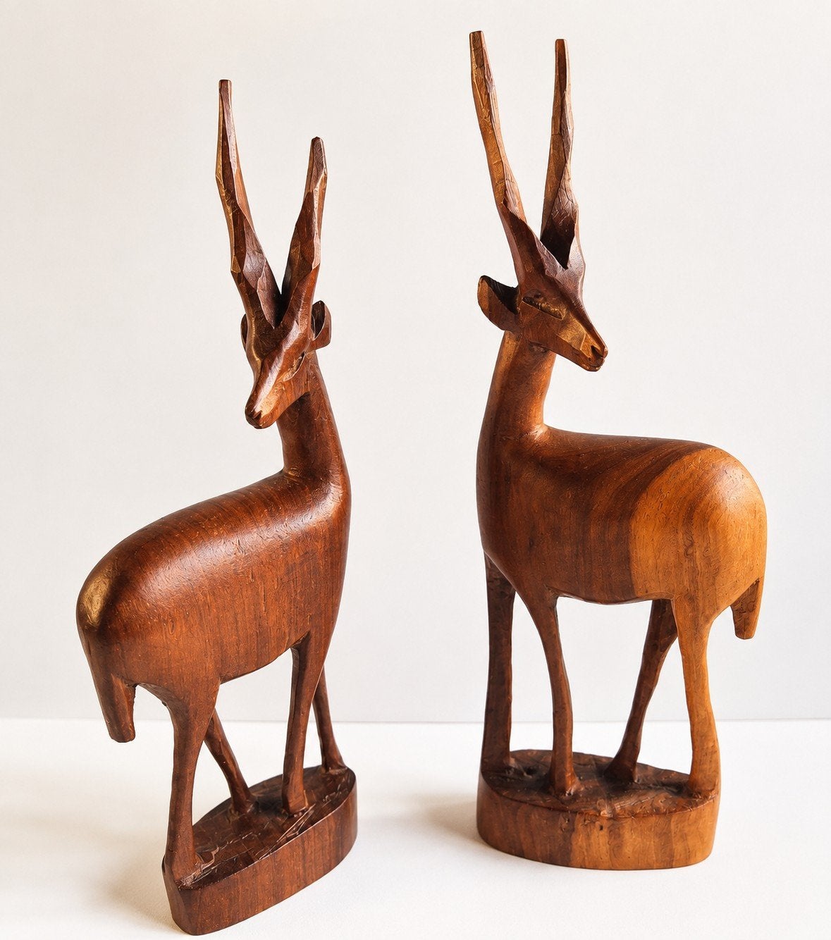 Set van 2 handgesneden houten antilopes/gazellen 25cm, Houtsnijwerk, Ophalen of Verzenden, Handgemaakt, 20 - 50 cm