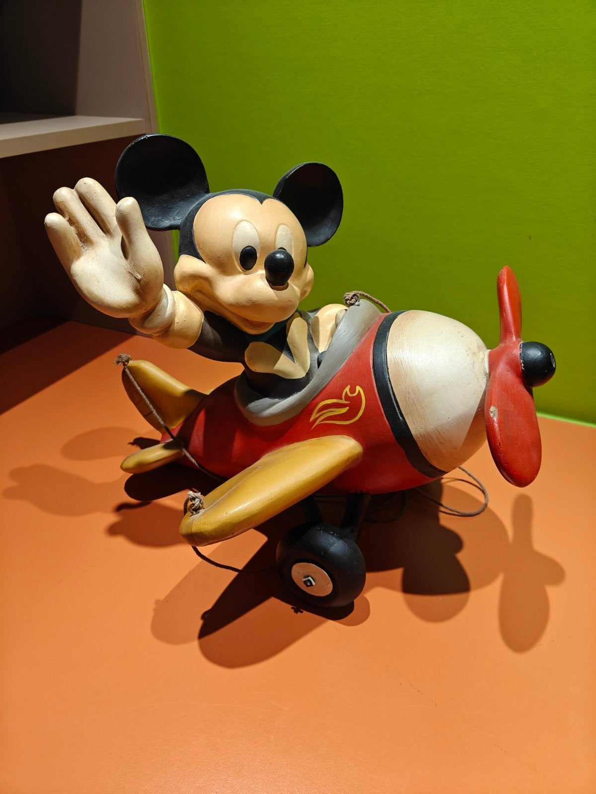 vintage Mickey Mouse in vliegtuig, Verzamelen, Ophalen of Verzenden, Mickey Mouse, Gebruikt, Beeldje of Figuurtje