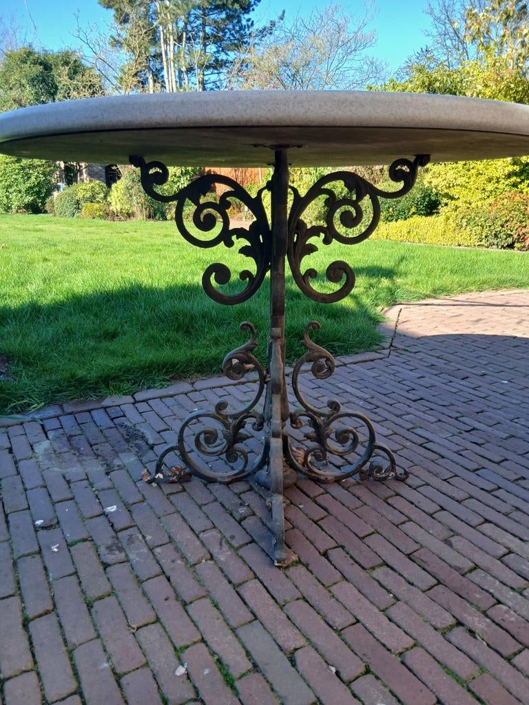 tafel met smeedijzeren onderstel. Prijs overeen te komen, Ophalen