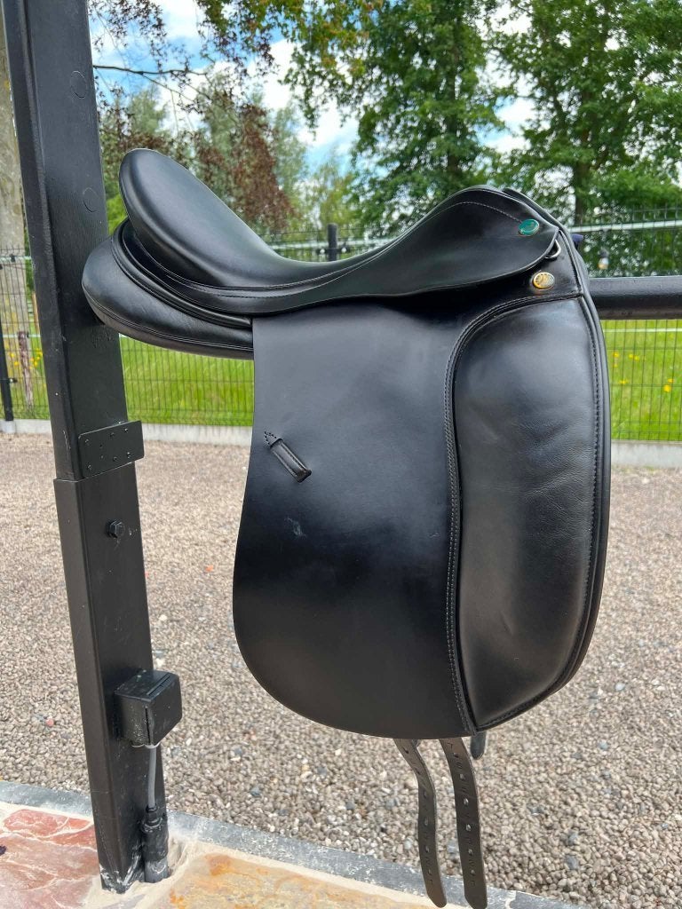Zwart dressuurzadel Top Prestige 17", boom 33 vervangbaar, Dieren en Toebehoren, Ophalen, Gebruikt, Dressuur, M (17 inch)