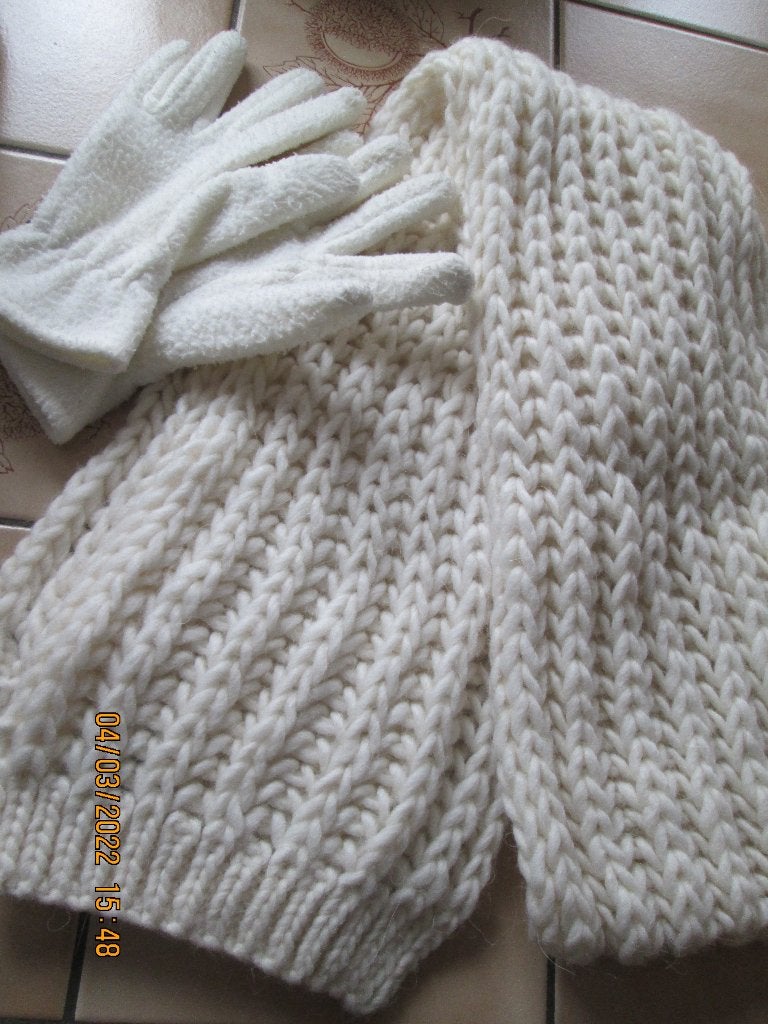 Echarpe blanche « Alexandr’o »,  moufles ou gants, Vêtements | Femmes, Bonnets, Écharpes & Gants, Neuf, Écharpe, Taille 42/44 (L)