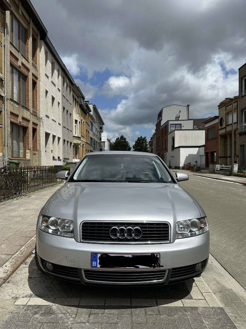 Audi 4 2001, Autos, Audi, Particulier, A4, ABS, Essence, Euro 3, Automatique, Argent ou Gris, Noir, Cuir et Alcantara, Enlèvement