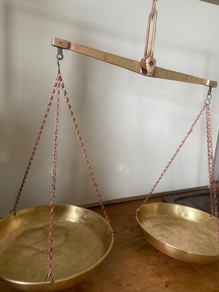 Schaal van een oude koopman, opgehangen in messing en koper, Ophalen