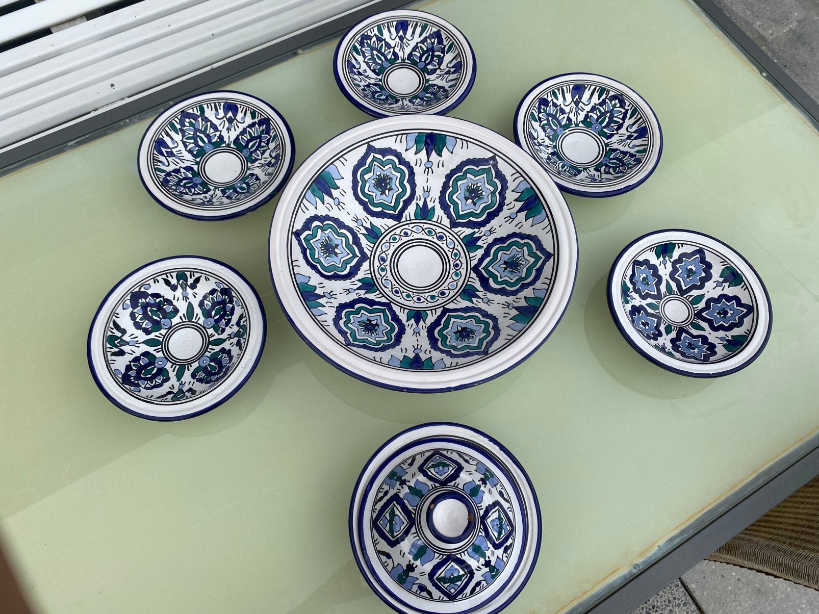 Un ensemble d’assiettes orientale, Enlèvement, Comme neuf