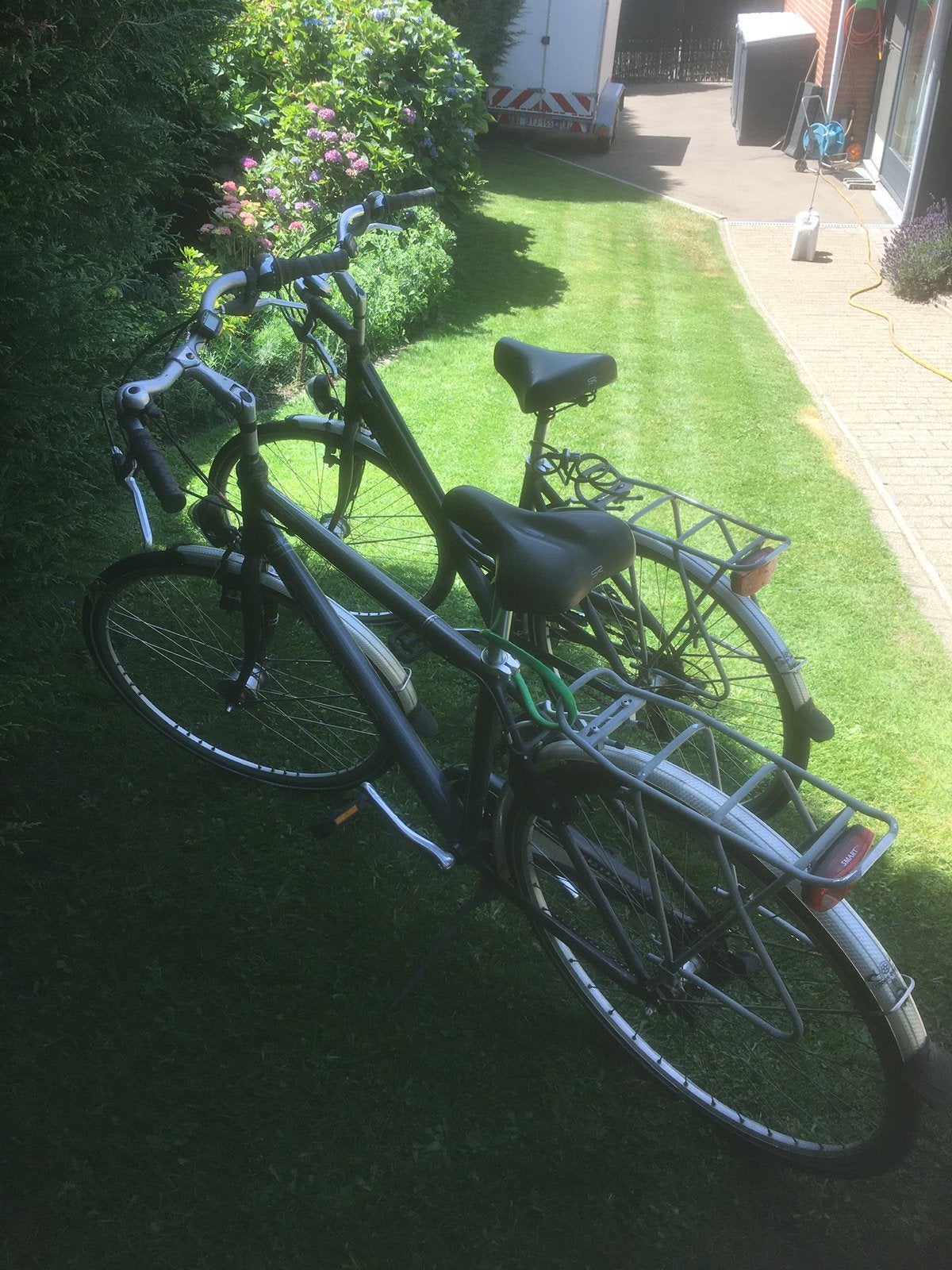 Heren en dames fiets samen, Enlèvement