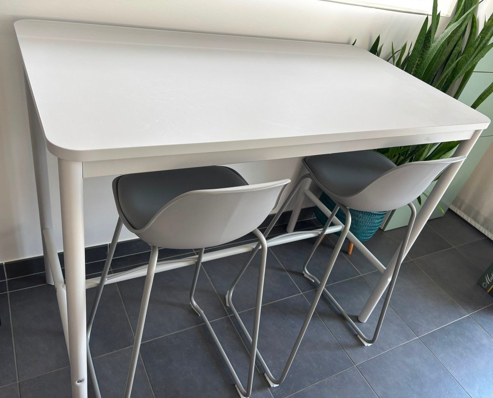 Table haute Ikea Tommaryd + 2 tabourets de bar, Maison & Meubles, Enlèvement, Comme neuf