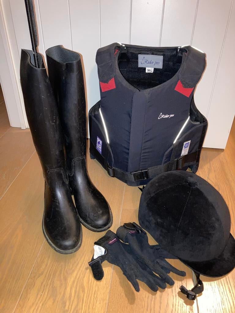 Complete ruiteruitrusting, Dieren en Toebehoren, Paardrijkleding, Ophalen, Zo goed als nieuw, Cap