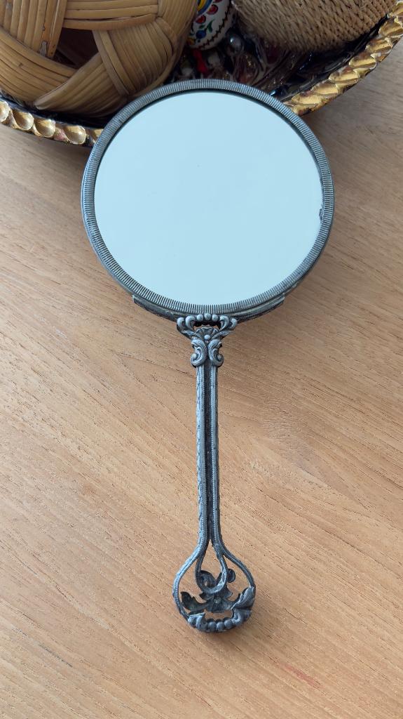 Miroir à main ancien, Enlèvement