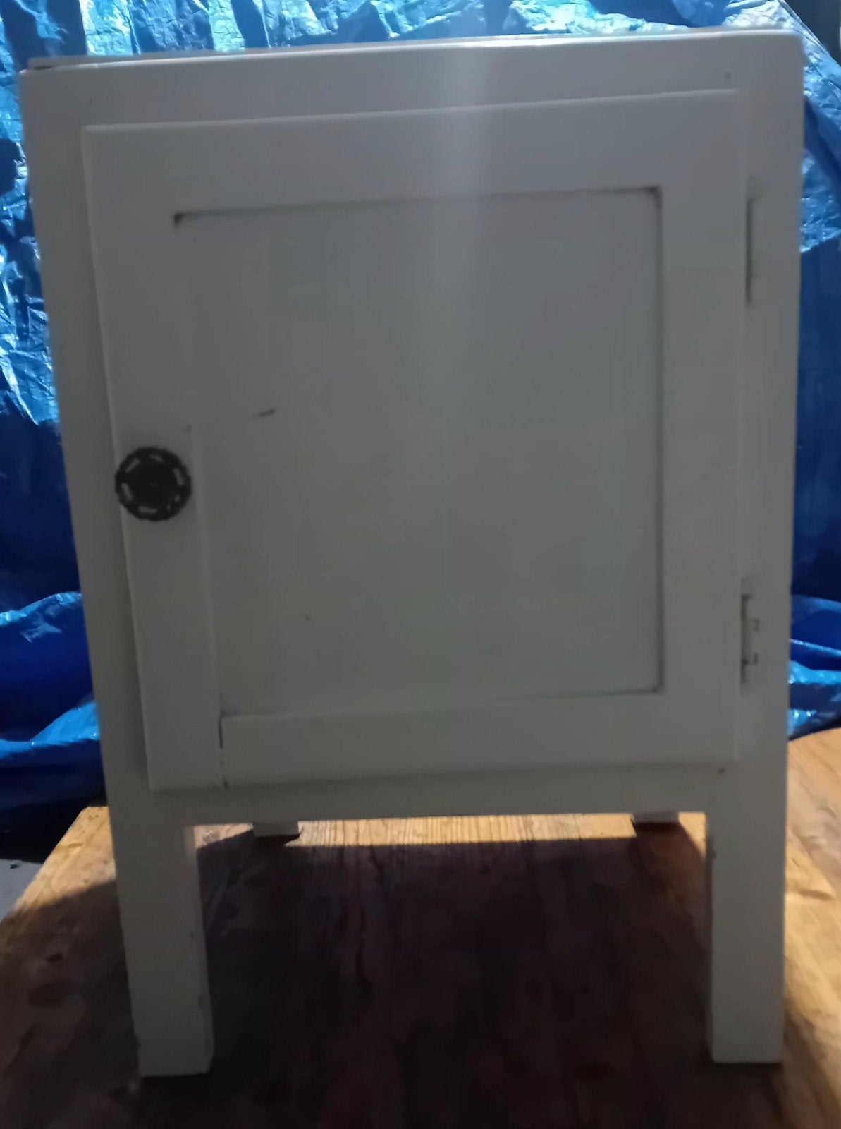 Table de nuit blanche avec porte, Enlèvement, Utilisé