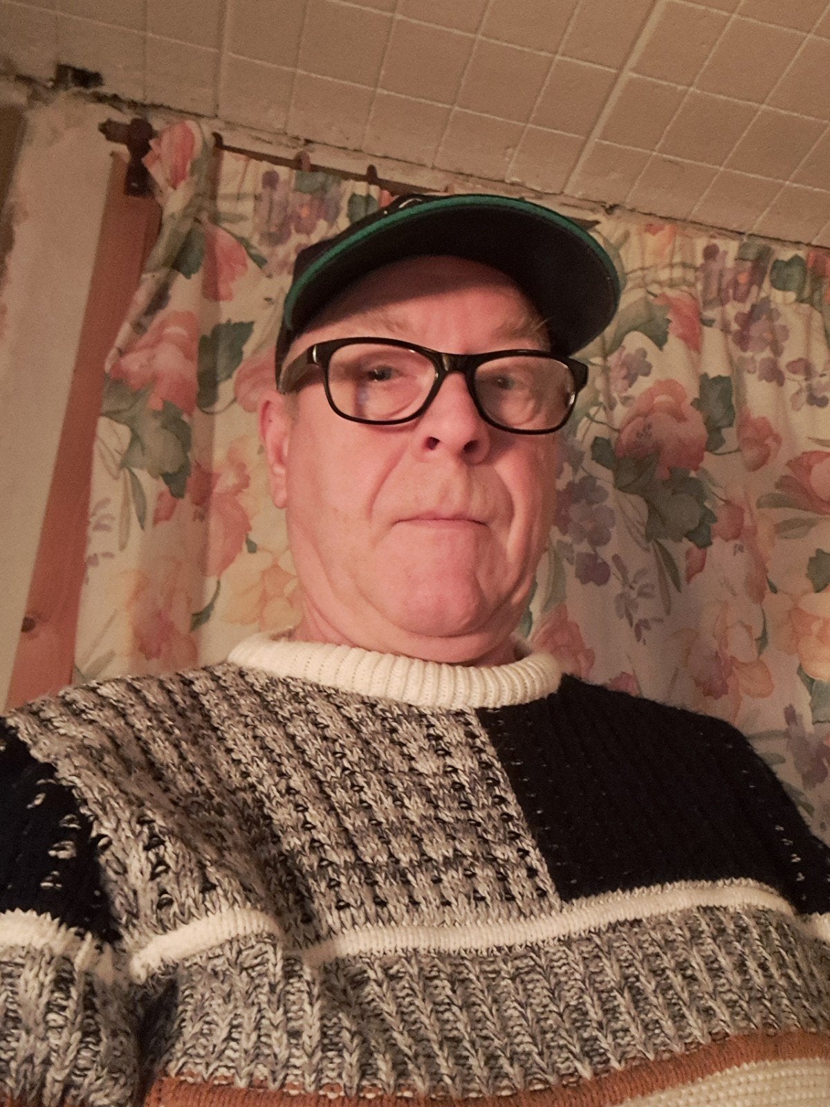 cherche femme pour vie commune, Contacts & Messages