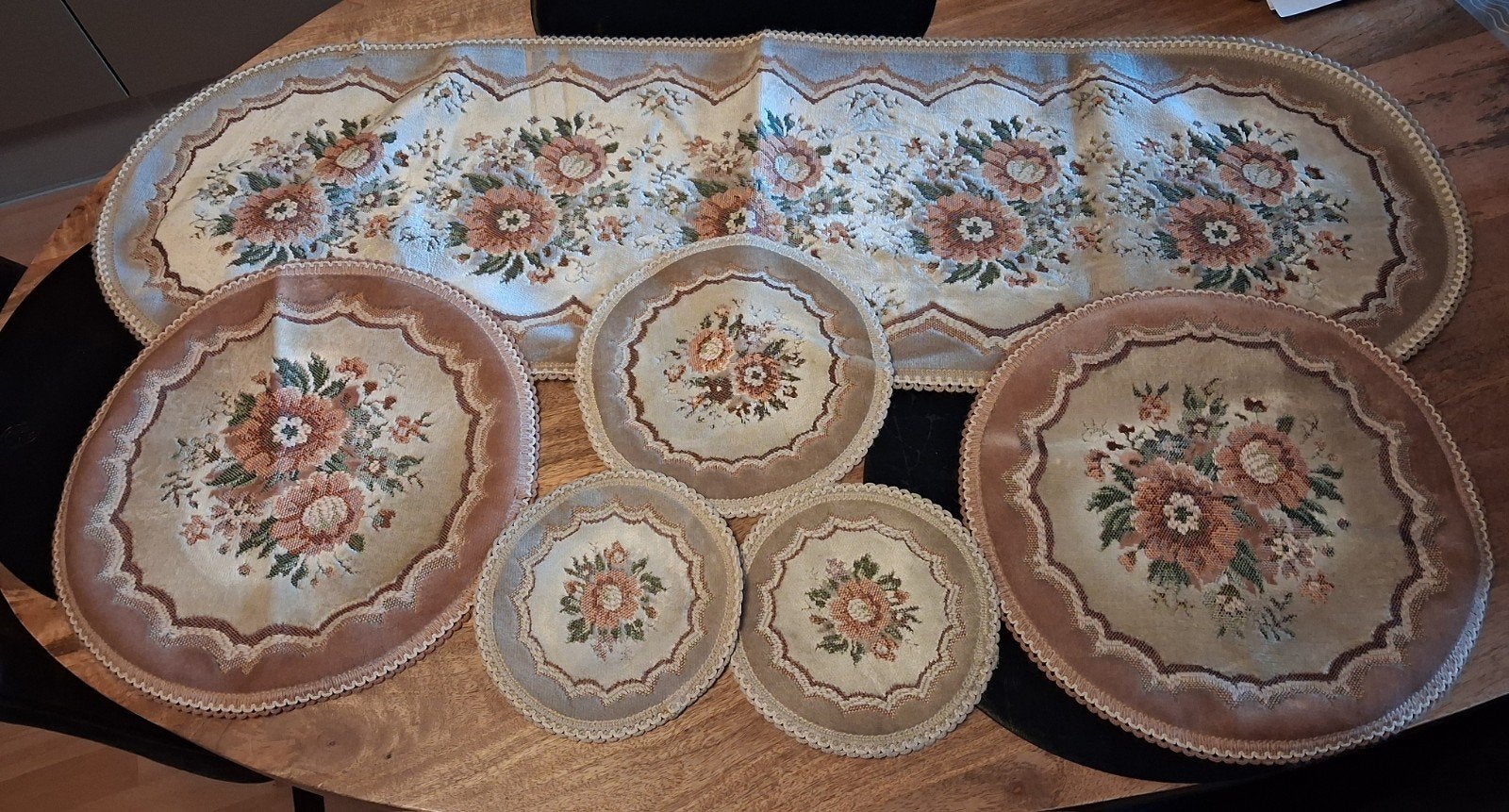 Vintage gehaakte en geborduurde onderzetters, Ophalen