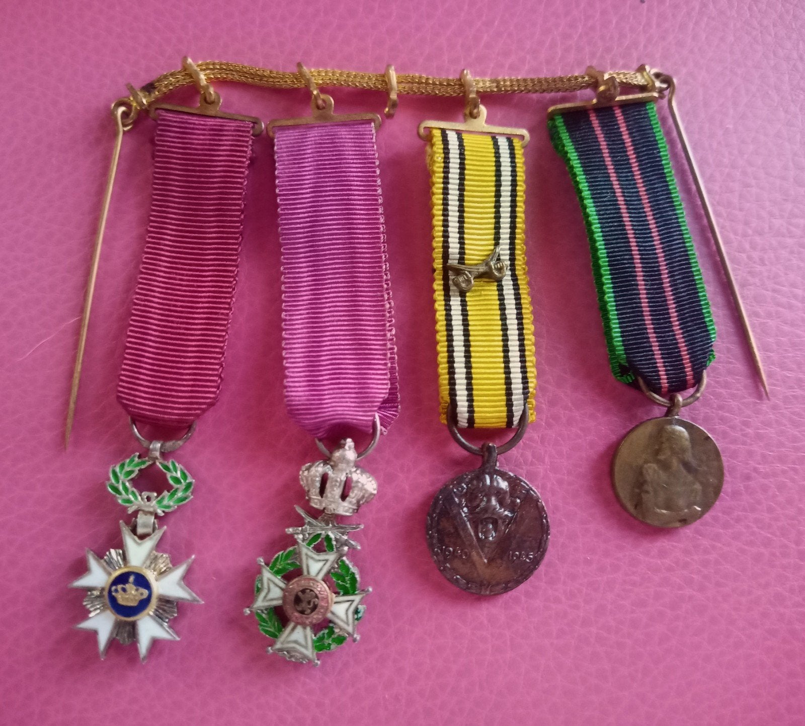 Réduction 1940-1945 belge. Lire annonce, Collections, Enlèvement ou Envoi, Armée de terre, Ruban, Médaille ou Ailes