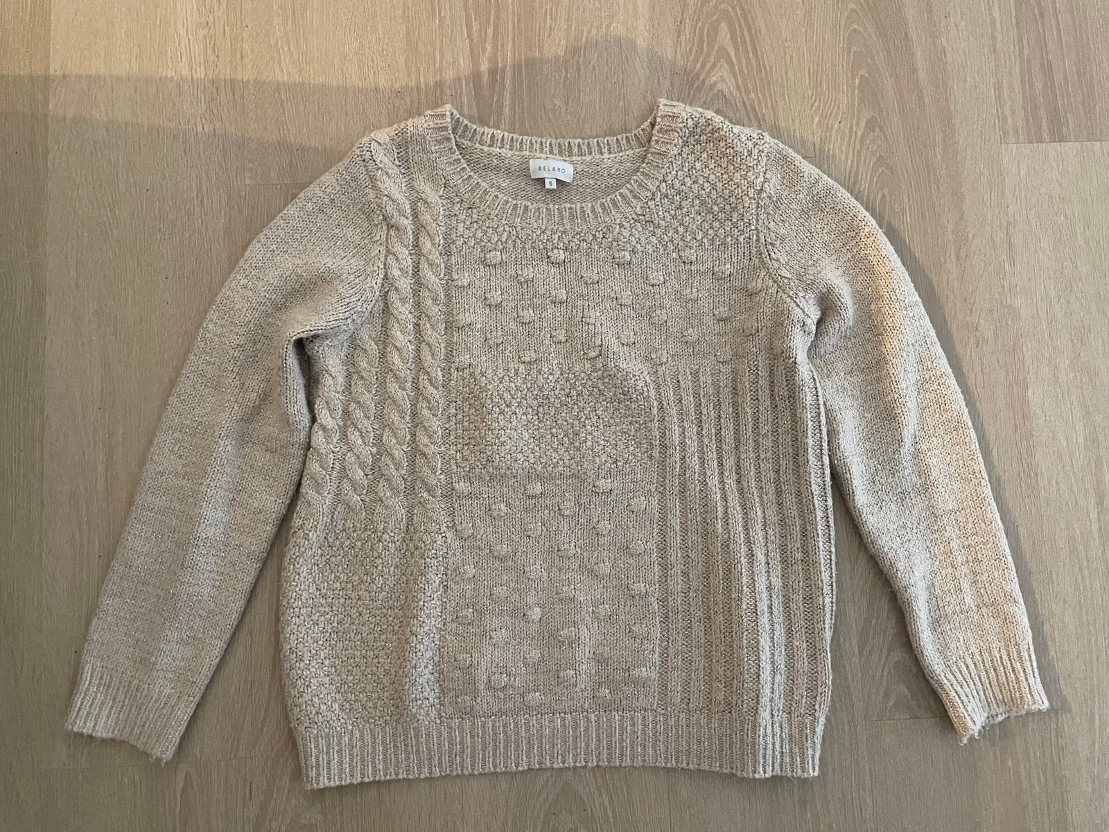 Pull beige texturé avec fils dorés discrets – Taille S (36), Vêtements | Femmes, Enlèvement, Comme neuf