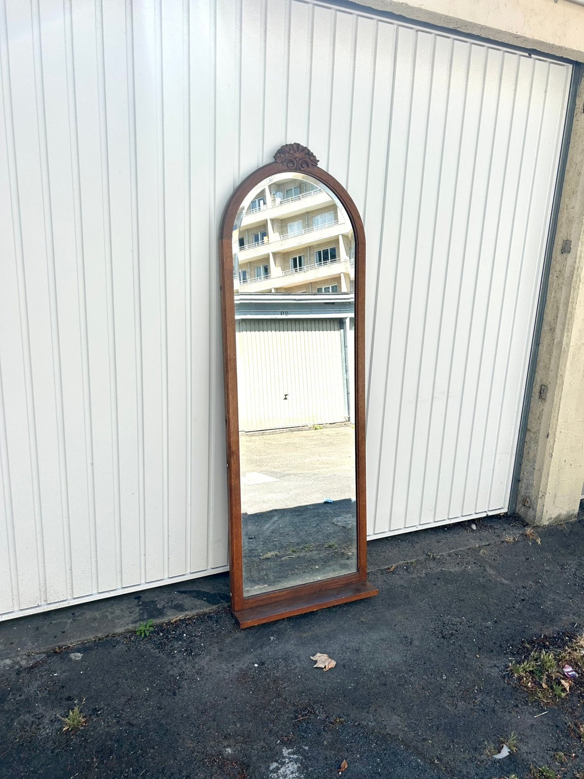 Grote vintage afgeschuinde  houten spiegel 158 x 53 cm, Antiek en Kunst, Ophalen