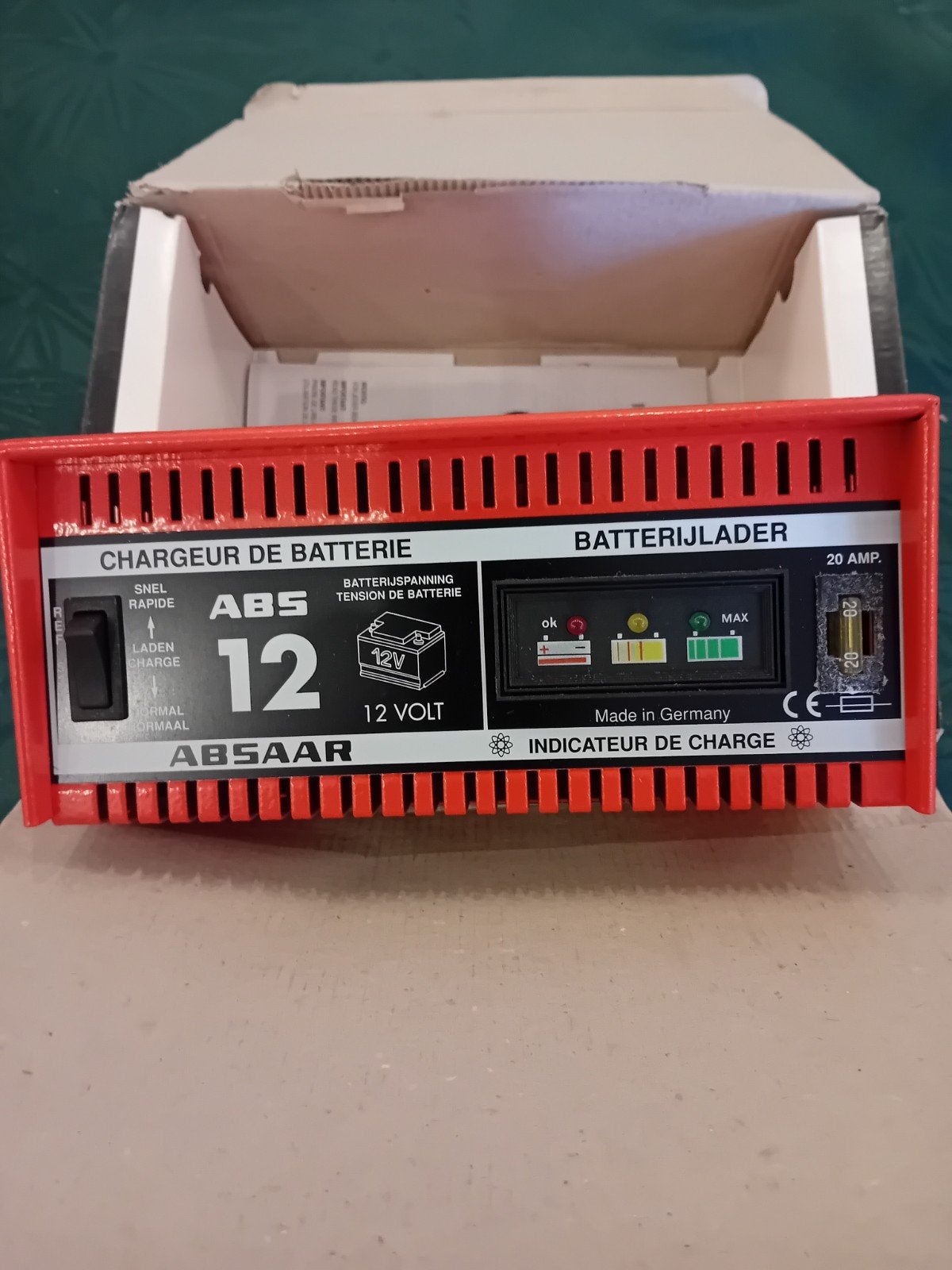Zo goed als nieuw 12 volt acculader Voor auto of auto, Ophalen