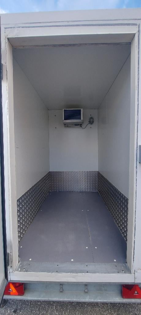 Koelaanhangwagen te huur, Ophalen