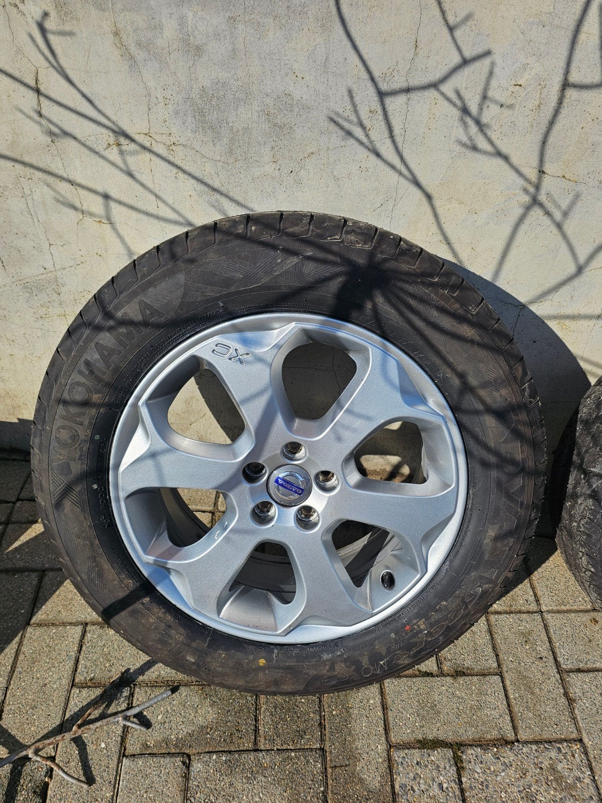 Te koop: 2 sets Volvo velgen met banden – XC60 & XC30, Enlèvement