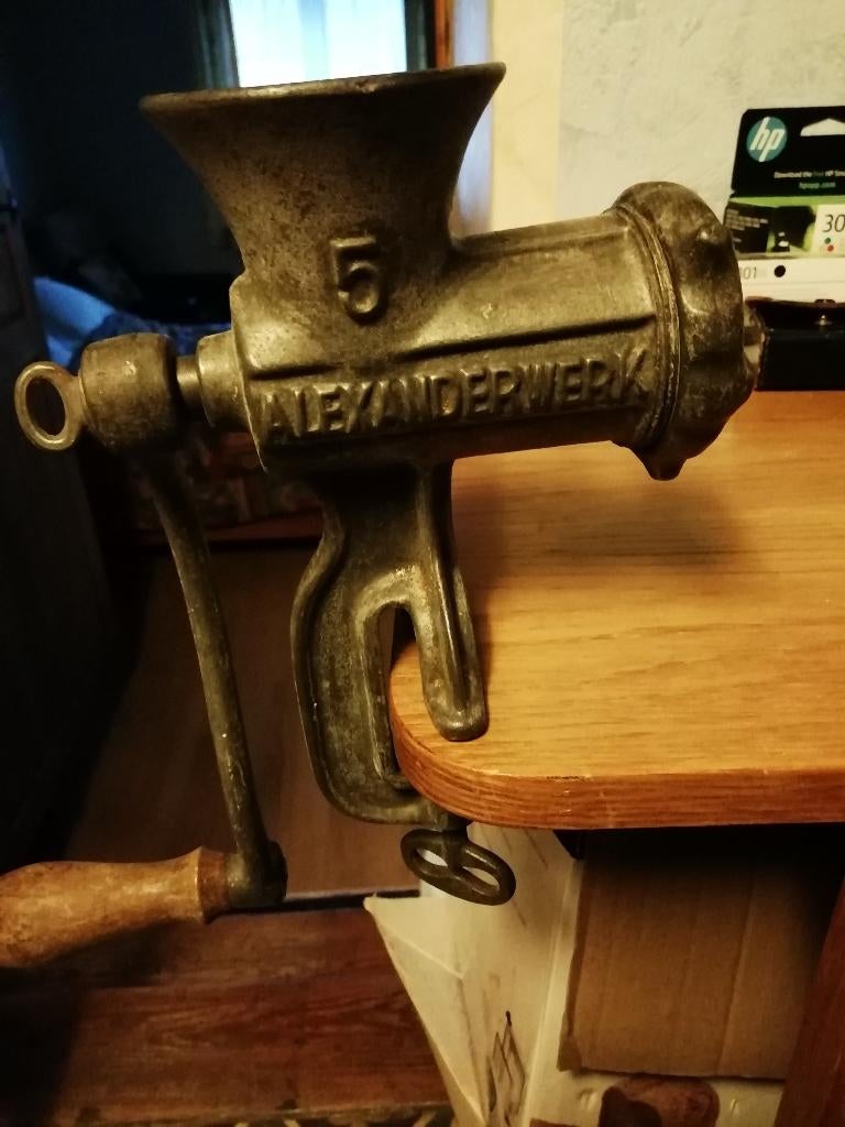 Ancien hachoir à viande manuel n5 en fonte. Etat impec, Antiquités & Art, Enlèvement ou Envoi