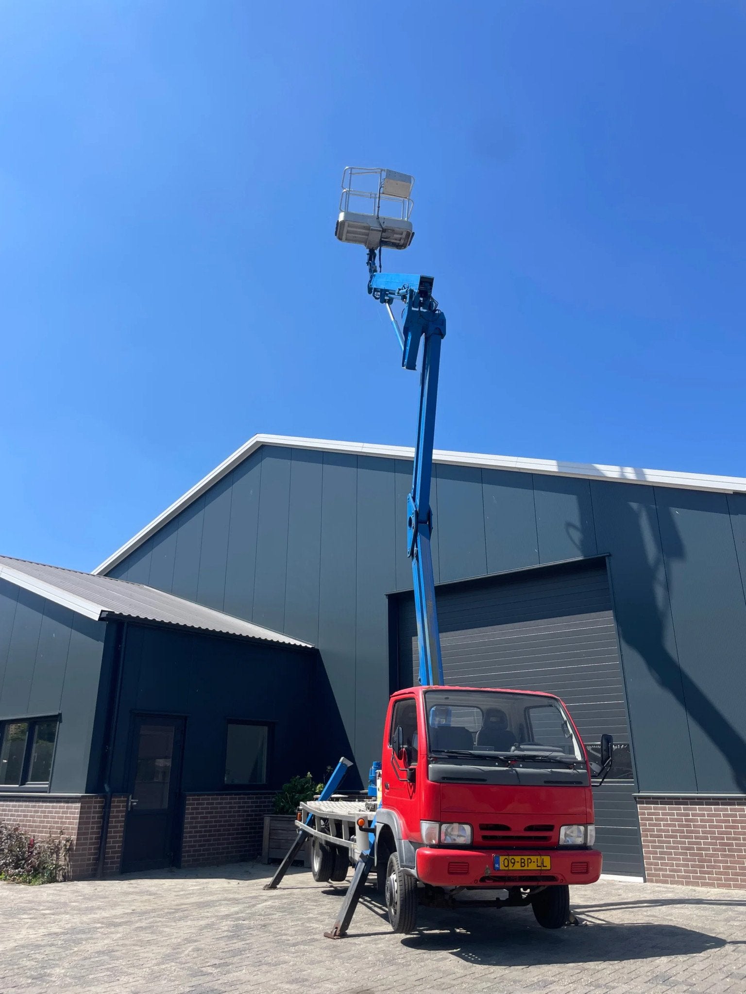 Nissan Cabstar met hoogwerker knikarm CTE z 20e -spinhoogwer, Articles professionnels, Machines & Construction | Ascenseurs, Échafaudages & Échelles