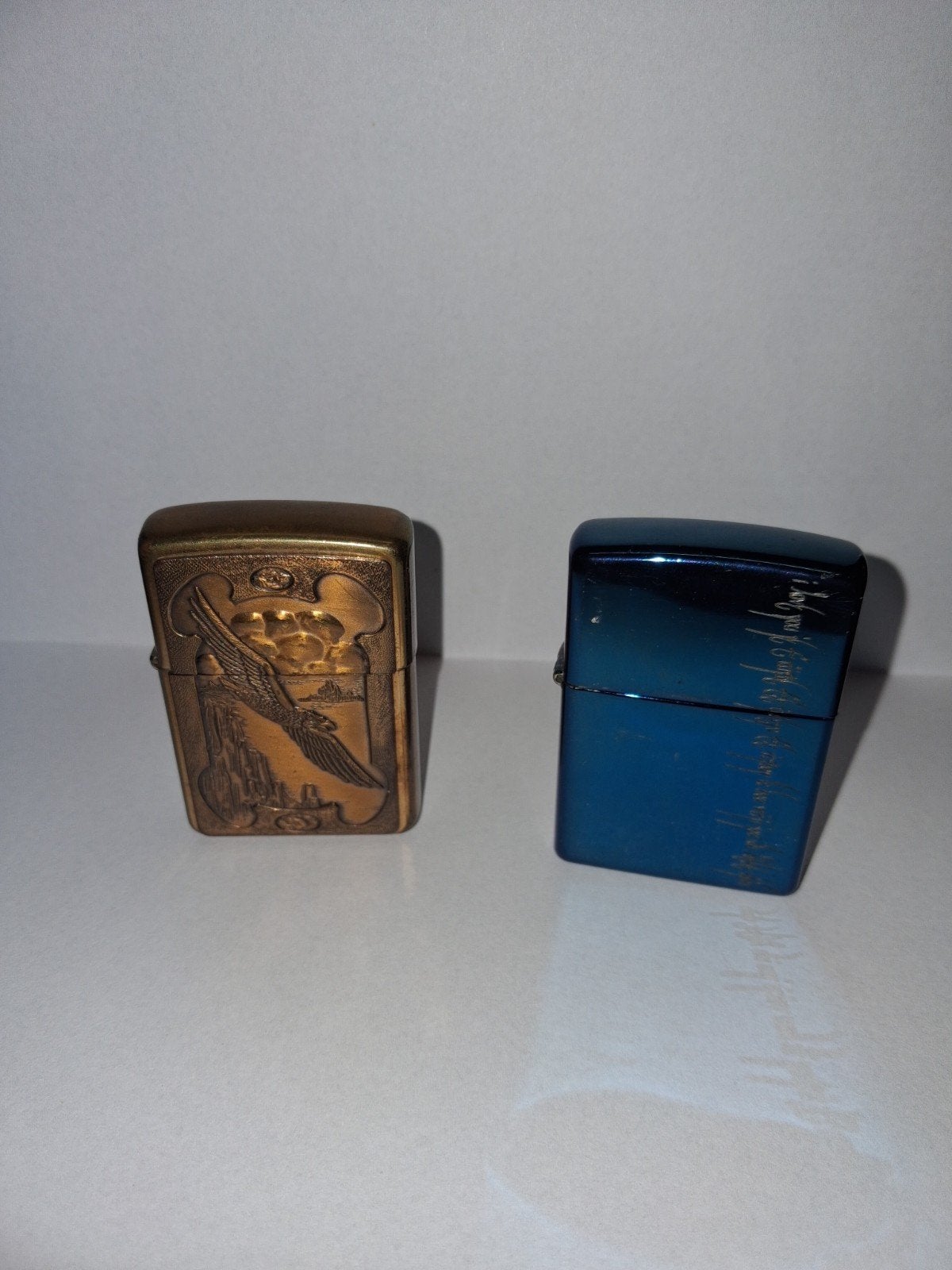 Lot 2 Zippo authentiques Aigle Laiton  & Bleu Indigo, Collections, Enlèvement, Utilisé, Bouton