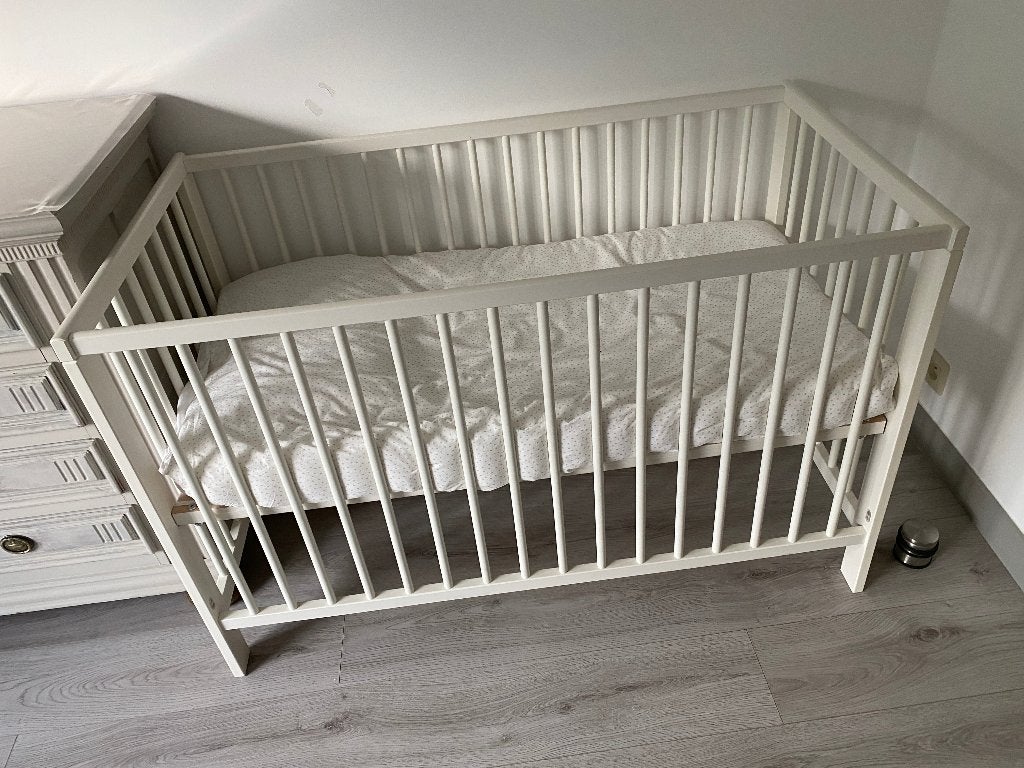 Lit bébé IKEA GULLIVER blanc avec matelas – 60  120 cm, Enfants & Bébés, Sommier à lattes, Moins de 70 cm, Enlèvement, Utilisé