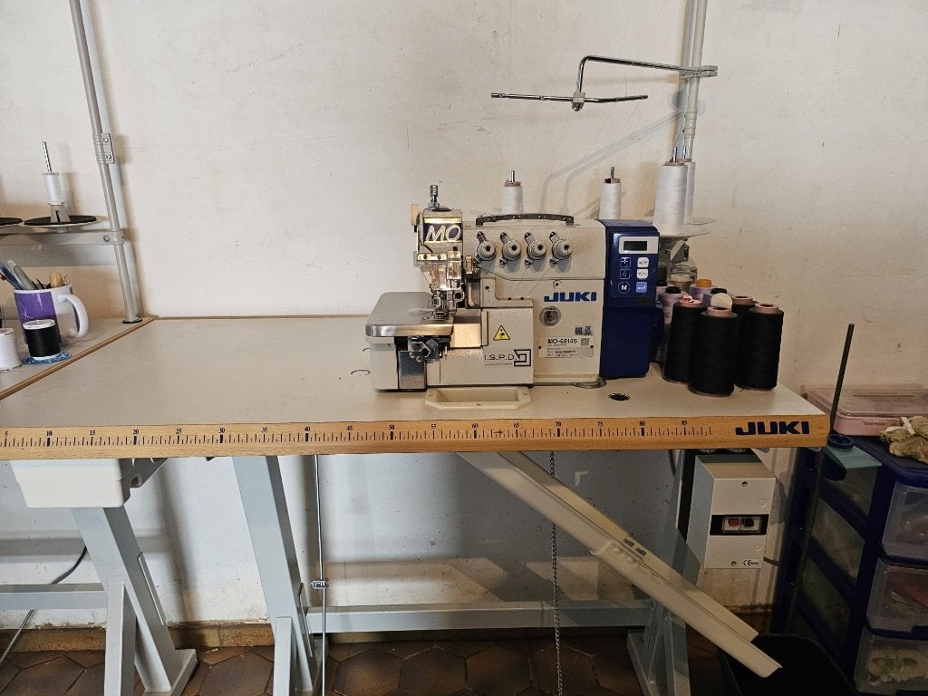 Industriële overlock Juki MO6814S, Hobby en Vrije tijd, Zo goed als nieuw, Lockmachine, Industrieel, Ophalen