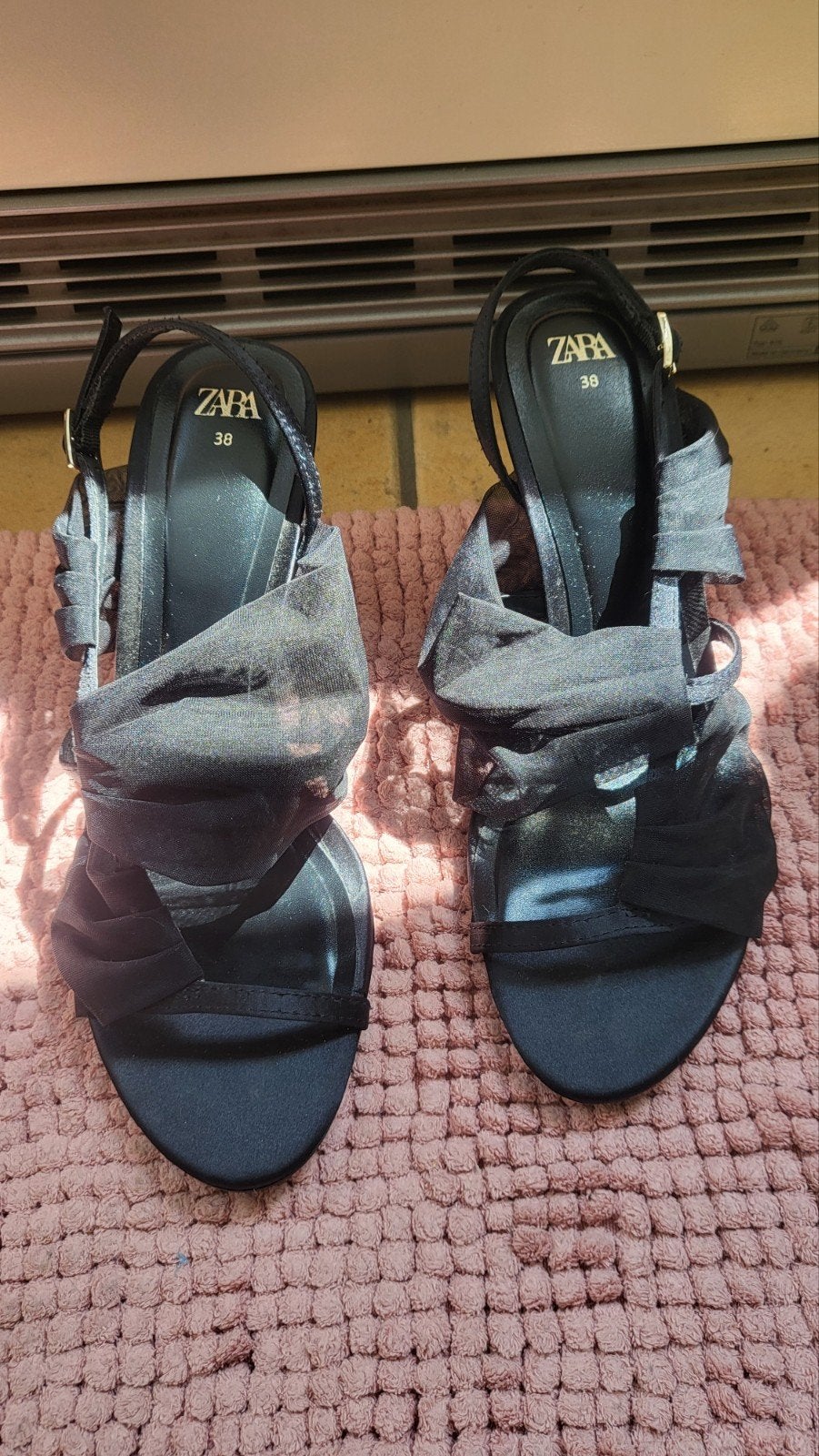 Noir et rouge, Enlèvement