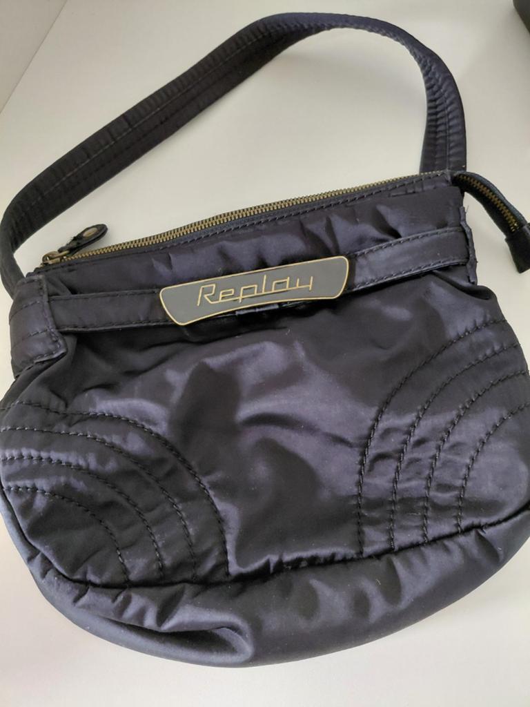 Handtasje replay, Ophalen