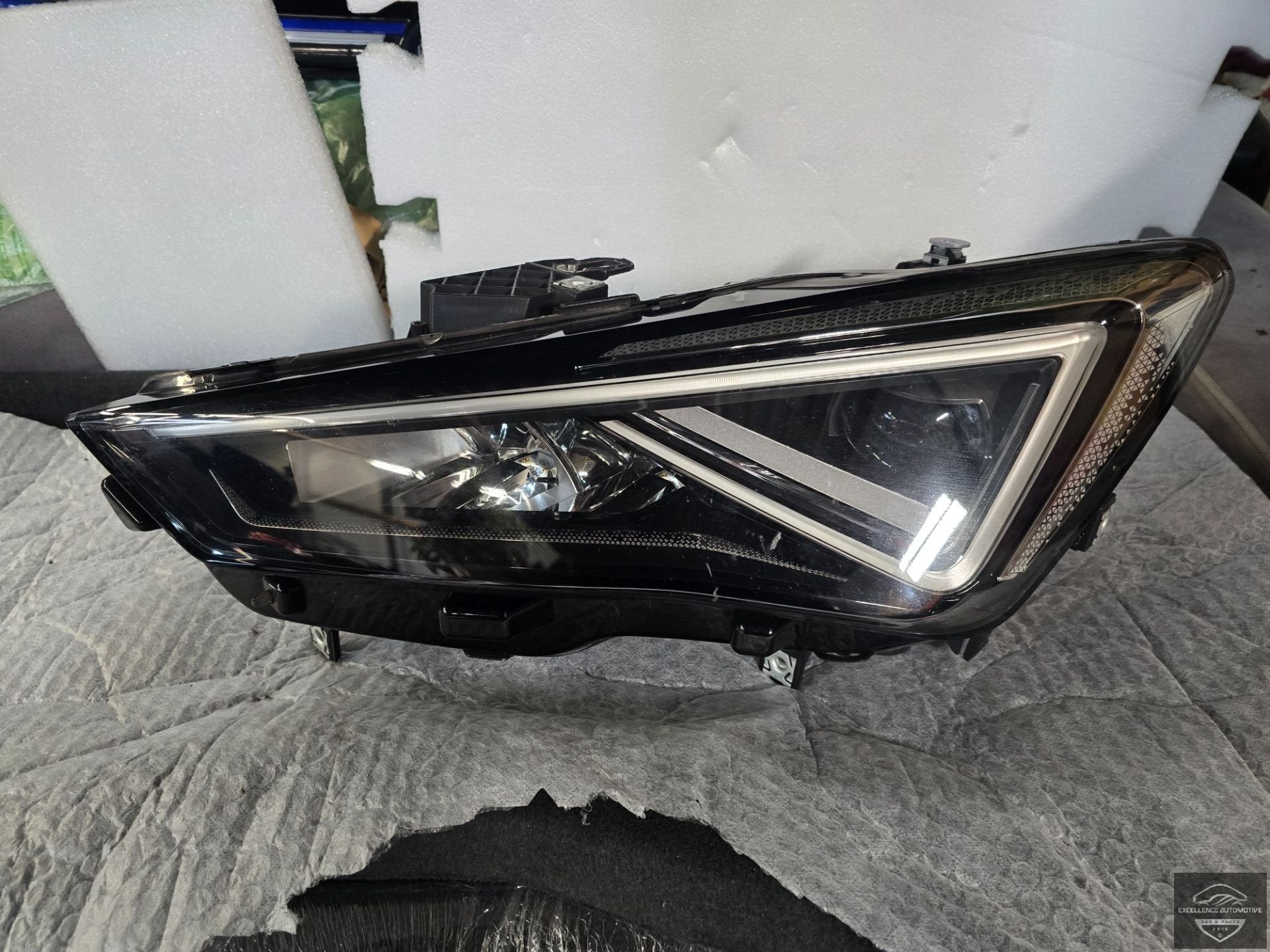 Phare LED gauche Cupra Formentor 2020+ 5FG941007F Original !, Autovia A-2, Km 585 585
08760  Martorell, ES, SEAT S.A., Utilisé